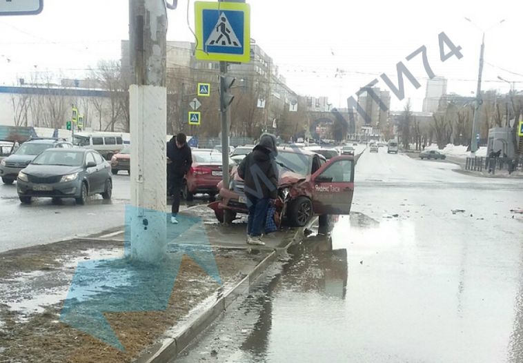 Два водителя такси не поделили дорогу в Магнитогорске