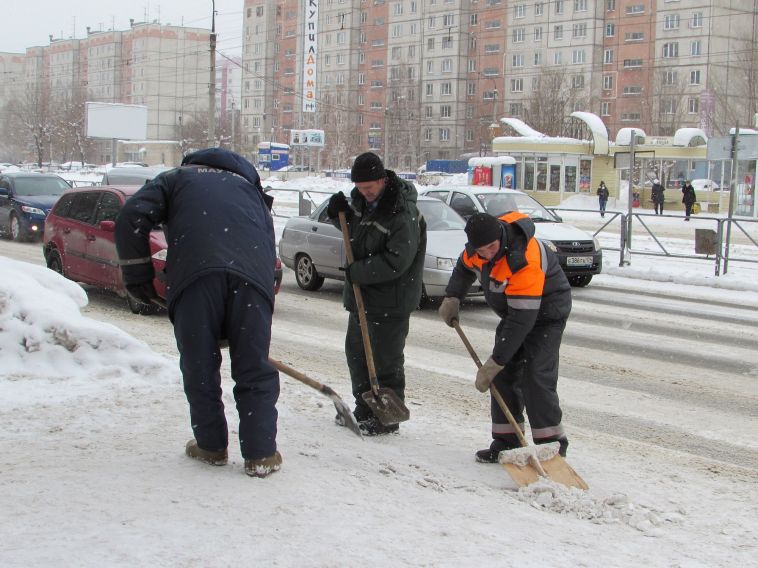 В Магнитогорске вручную очистили более двадцати тысяч квадратов дорог и тротуаров