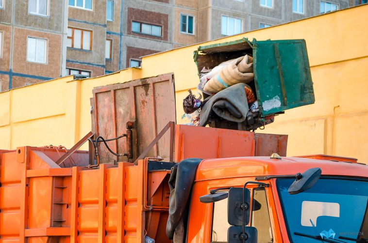Городские службы начали уборку бросового мусора