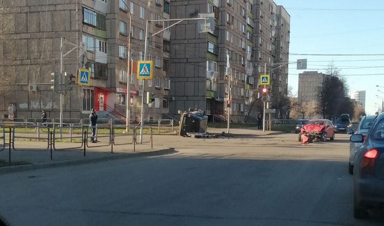 В Магнитогорске после столкновения с иномаркой УАЗ оказался на боку