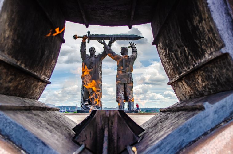 В преддверии 9 Мая газовики проверили исправность мемориалов «Вечный огонь»