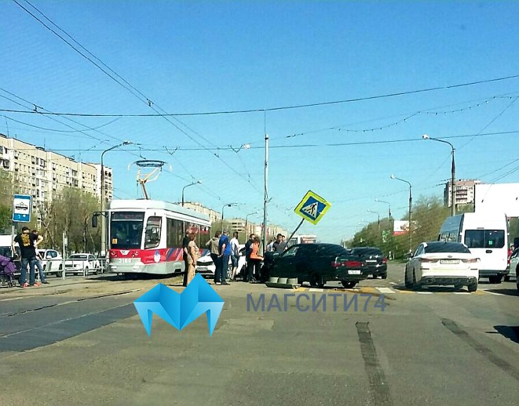 Иномарка, поворачивая налево, устроила ДТП на перекрёстке в Магнитогорске