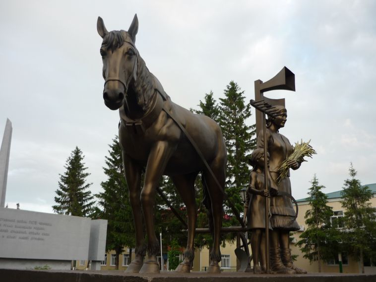 Скульптуры магнитогорского мастера украсили парк в Башкирии