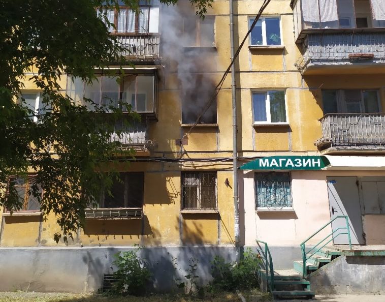 В Магнитогорске из горящей квартиры эвакуировали семью с детьми