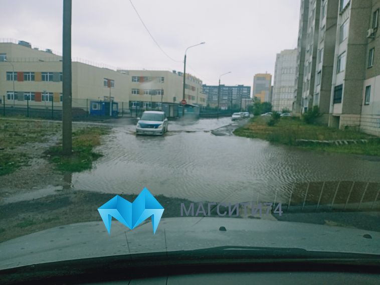 В Магнитогорске разбушевалась стихия: затопило улицы и дома