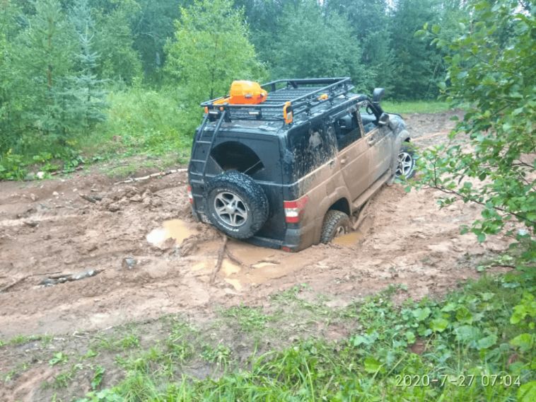 Автомобиль магнитогорских туристов увяз в грязи в башкирском лесу
