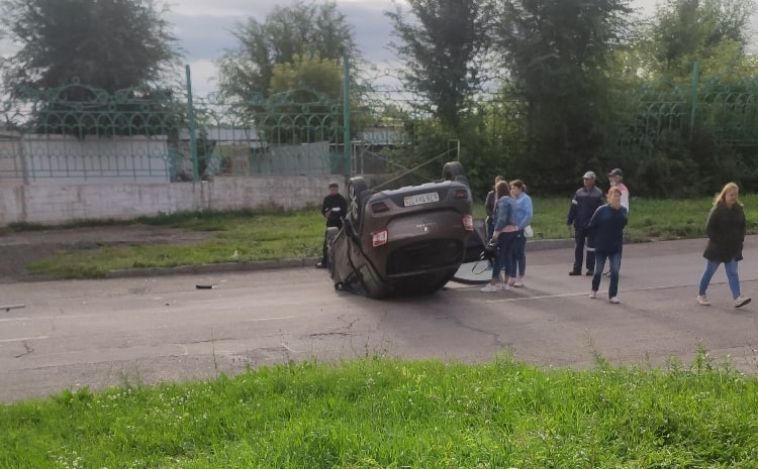 В Магнитогорске при столкновении перевернулся автомобиль