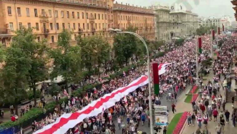 Не менее сотни тысяч протестующих, по данным независимых источников, собралось сейчас в центре Минска
