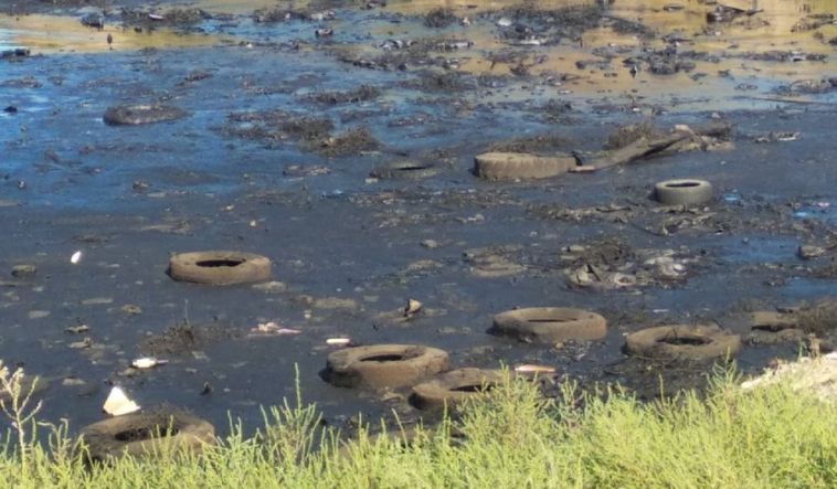 «Свалка и мазутное озеро»: жители жалуются на разбросанные отходы на окраине города