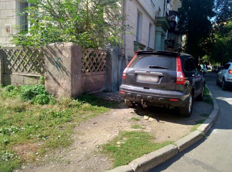 Горожан оштрафовали на 59 тысяч рублей за парковку на газонах