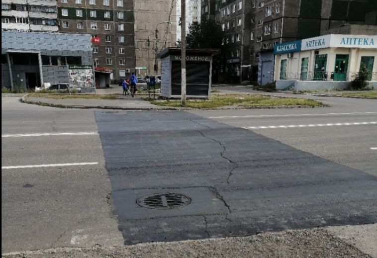 В Магнитогорске еще один пешеходный переход окрасили в черный