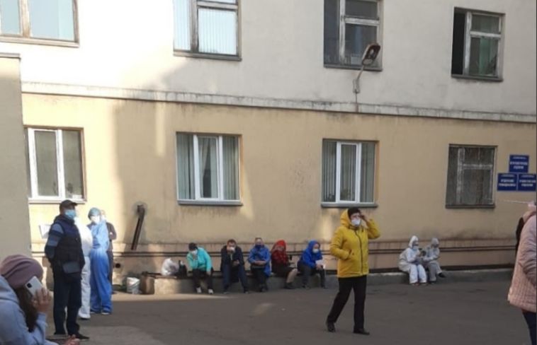 «Больные люди стоят на улице и мучаются»: жители города жалуются на очереди к аппарату КТ