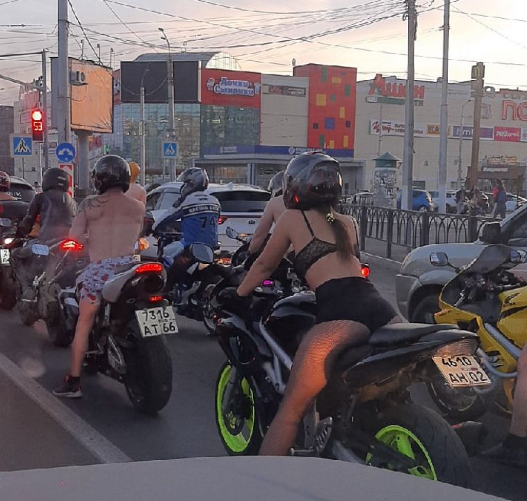 С ветерком! Обнаженные мотоциклисты разъезжают по городу