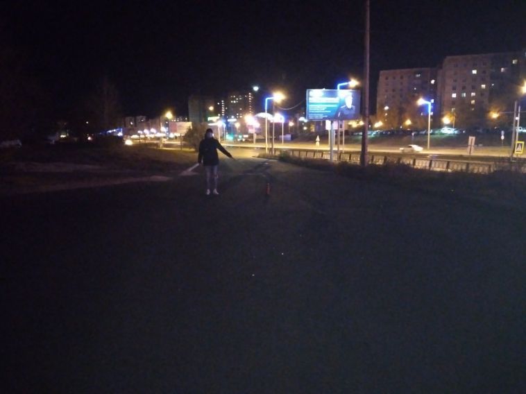 Школьница попала под машину, перебегая дорогу в неположенном месте