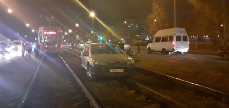 Лекговушка оказалась на рельсах рядом с улицей Бориса Ручьёва