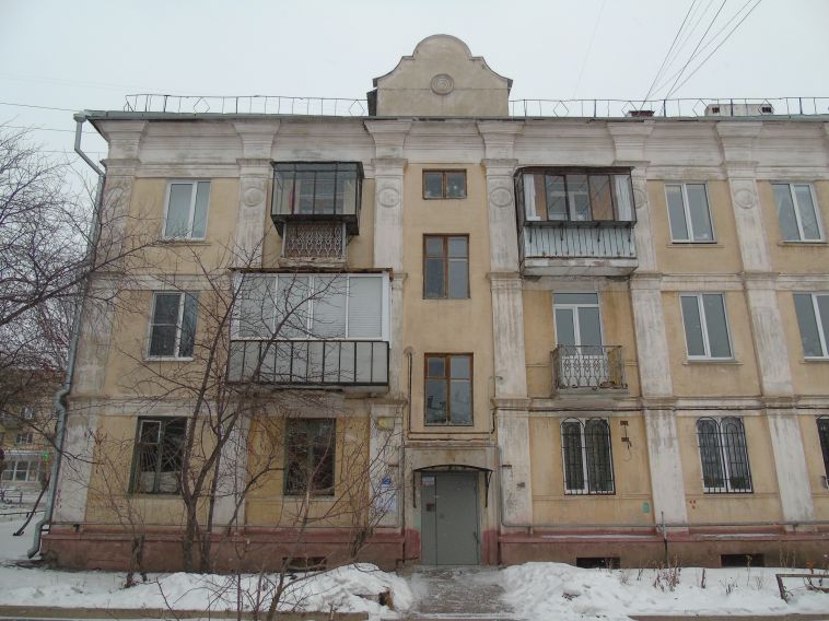 «Пусть строят нам новые»: в жилом доме Ленинского района снесли балконы
