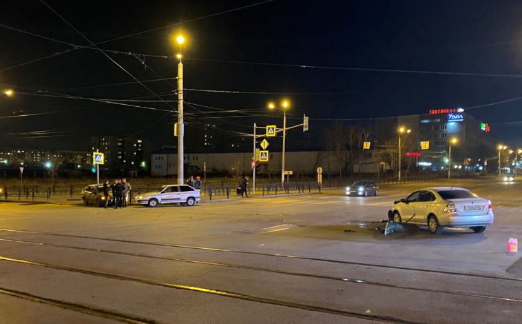 В Магнитогорске водитель устроил аварию, поворачивая на светофоре