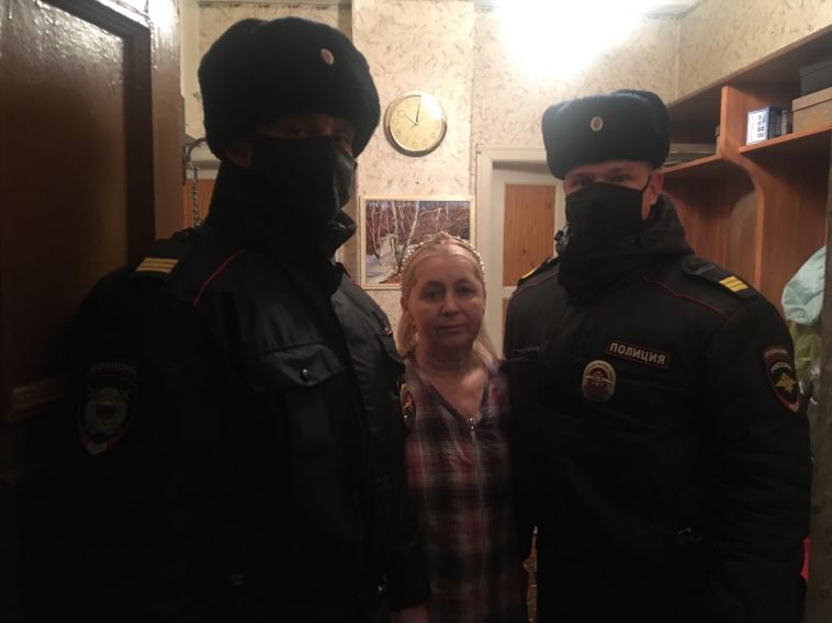 «Если бы не ребята, моя мама и дочка угорели бы»: полицейские спасли людей из пожара