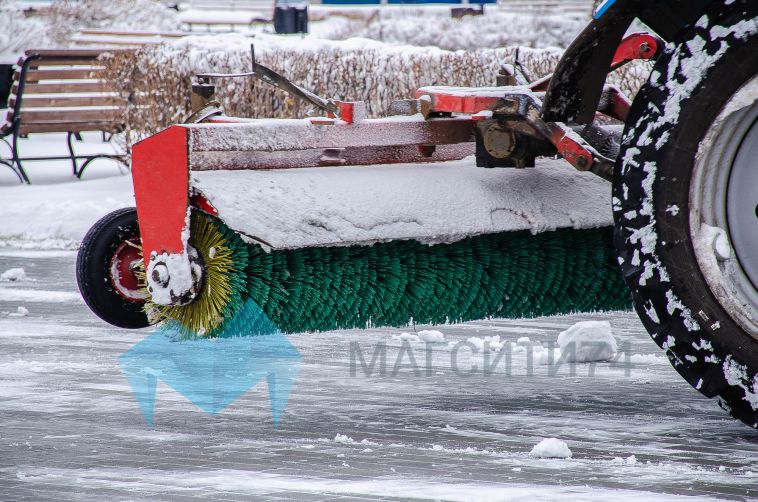 На дороги Магнитогорска вышла снегоуборочная техника