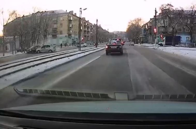 20-летний парень устроил тройное ДТП на перекрестке в Магнитогорске