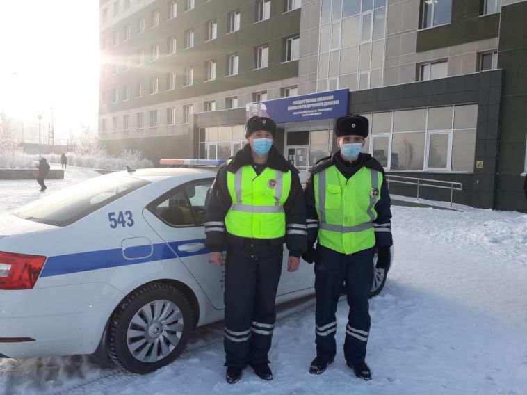 Магнитогорские сотрудники ДПС помогли спасти ребенка