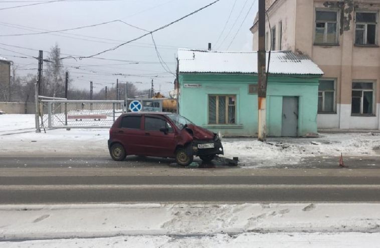 В Магнитогорске автоледи врезалась в электроопору