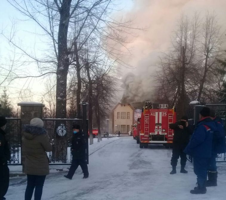 К тушению охваченного огнем частного дома в Магнитогорске привлекли 12 пожарных машин