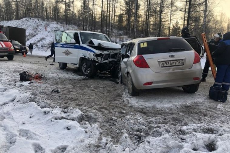 В Челябинской области инспектор подставил патрульную машину под удар, чтобы спасти детей