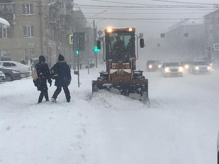 В Магнитогорск пришли снегопады! На дороги города вышла вся снегоуборочная техника