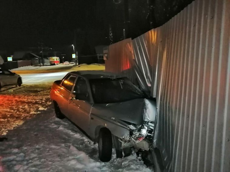 В Магнитогорске водитель сбил подростка и врезался в ограждение