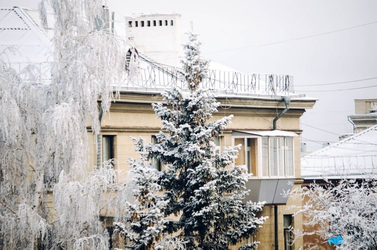 В Магнитогорске на ребенка упал снег с крыши