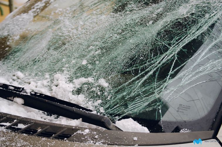 В Магнитогорске водитель во время снегопада врезался в столб