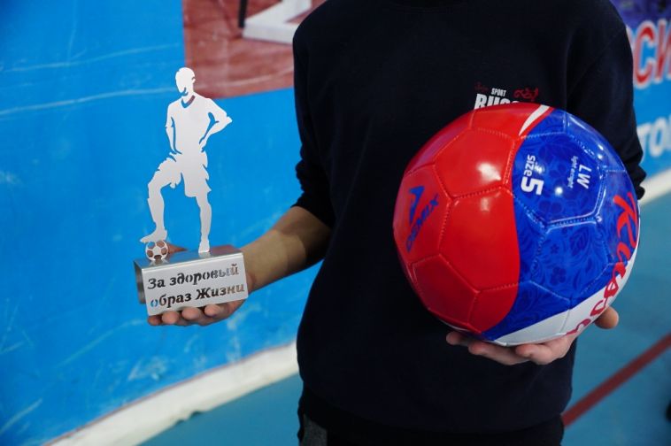 В Магнитогорске полицейские сыграли с подростками в мини-футбол