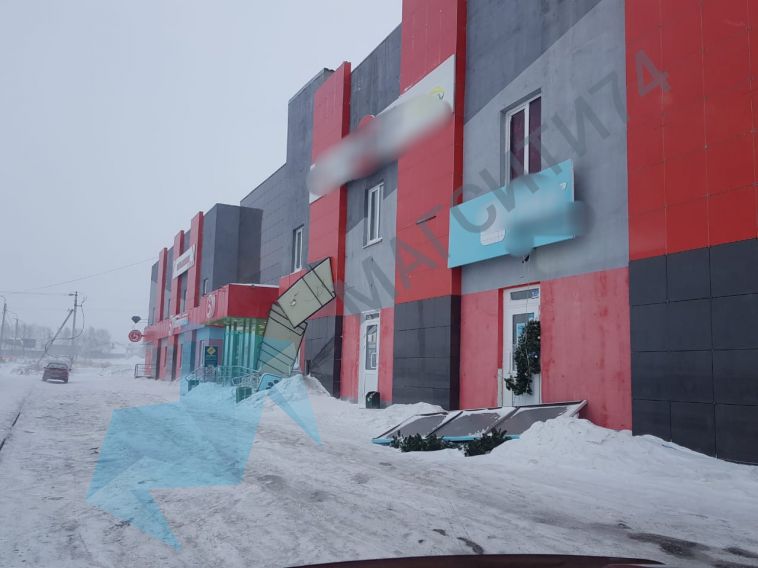 В Магнитогорске ветер продолжает срывать вывески