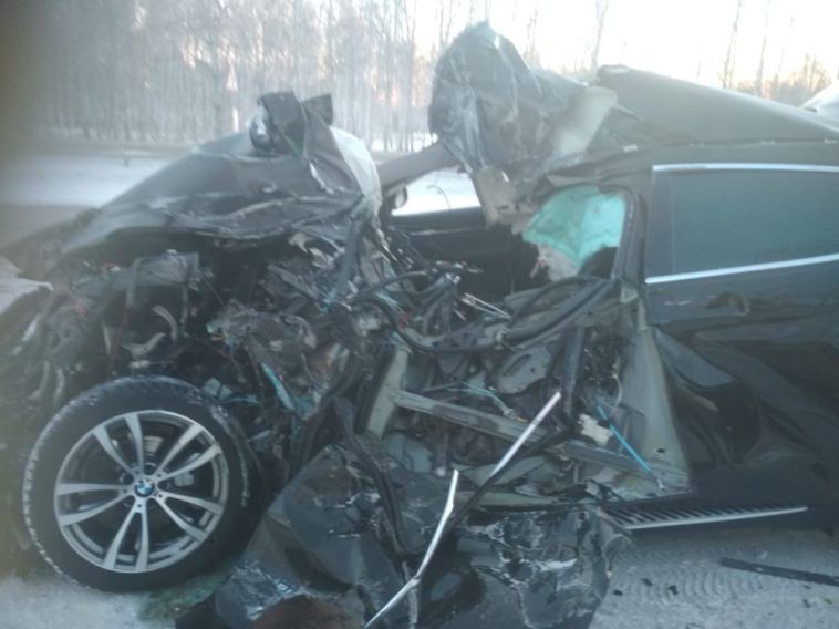 В Челябинской области на трассе иномарка врезалась в грузовик 