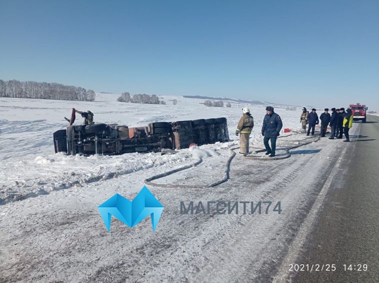 На трассе Магнитогорск-Ира перевернулся грузовик с нефтепродуктами