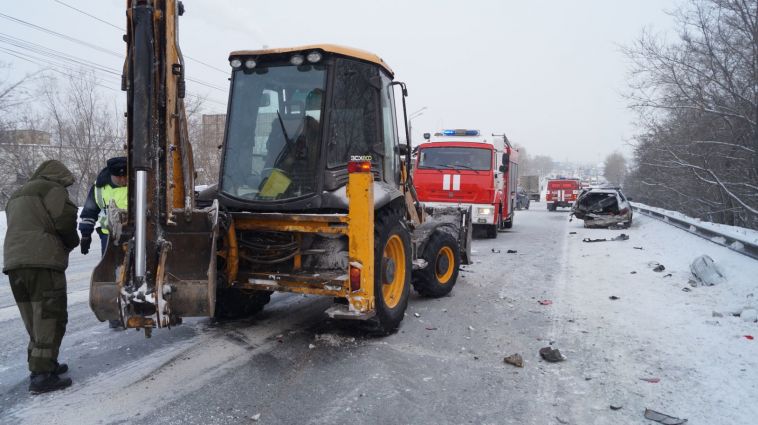 В Челябинске из-за трактора перевернулся автобус с пассажирами