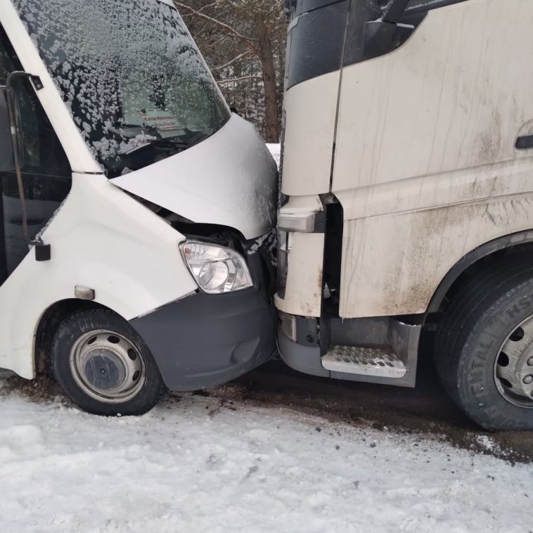 На трассе в Челябинской области пассажирский автобус врезался в грузовик