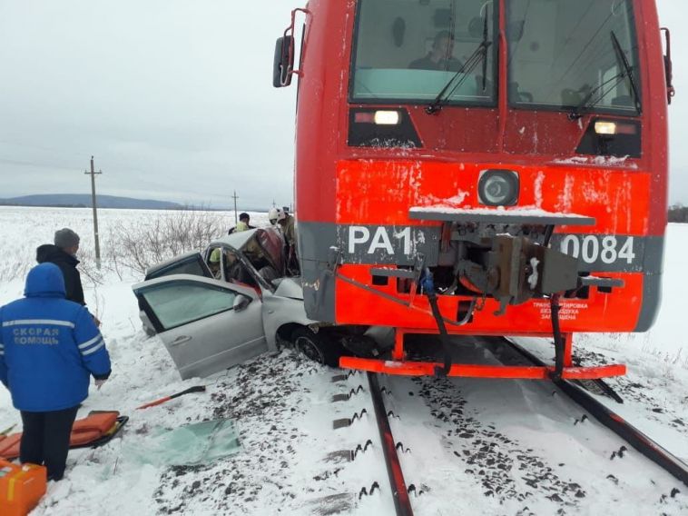 В Башкирии легковушка залетела под рельсовый автобус