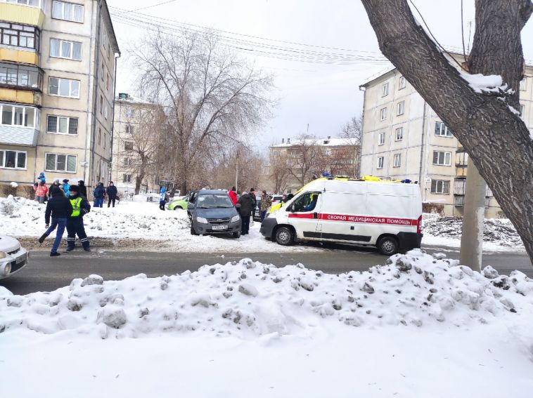 В Магнитогорске автомобиль после ДТП сбил маму с дочкой на обочине