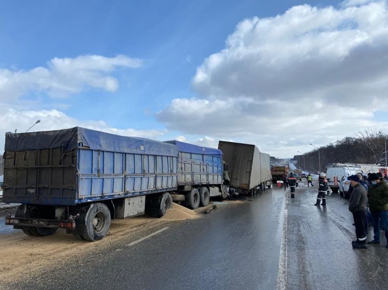 В Башкирии фура загнала легковушку под другой грузовик