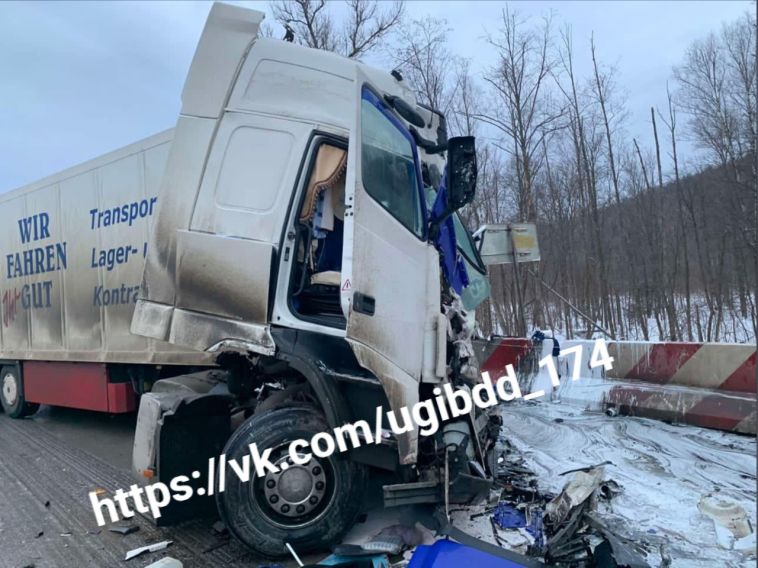 Водитель большегруза погиб на трассе в Челябинской области