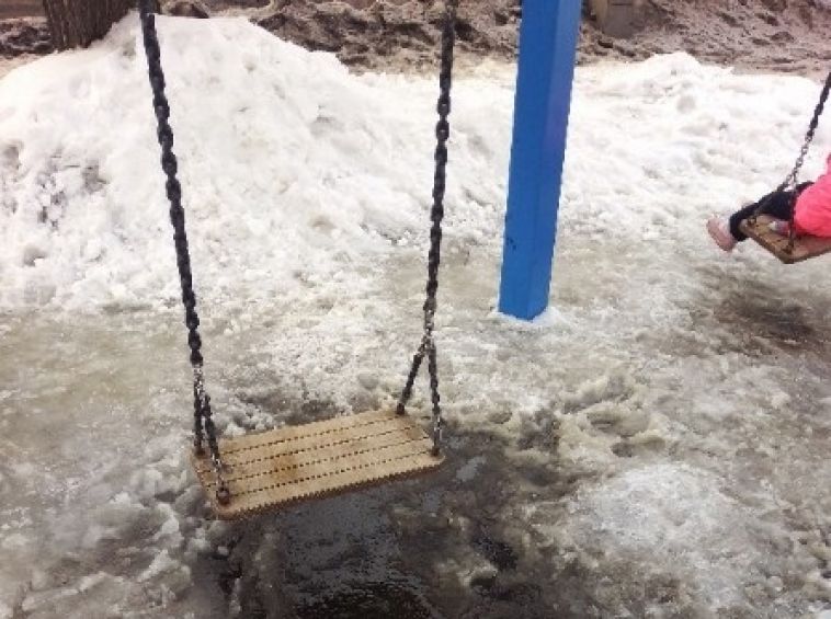 В Магнитогорске устраняют последствия таяния снега на бульваре