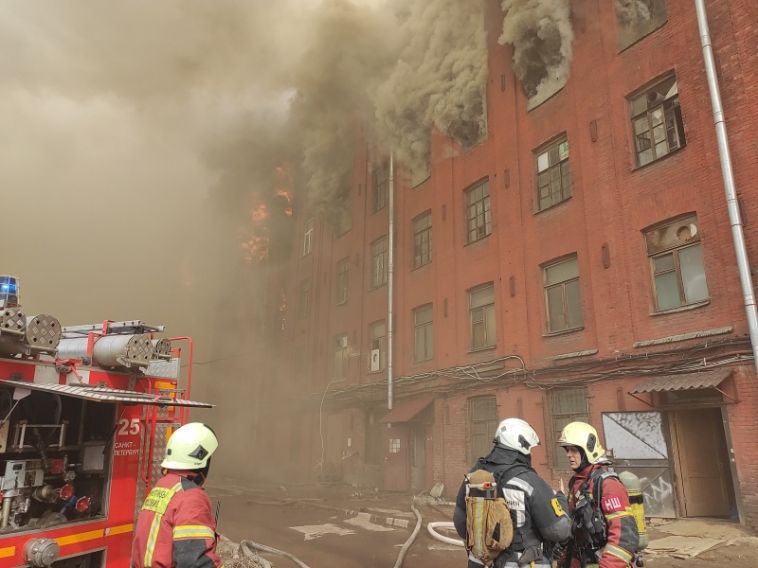 В Питере вспыхнуло шестиэтажное здание, в результате чего погиб один пожарный