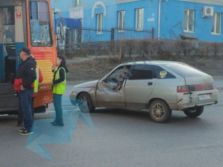 В Магнитогорске трамвай протаранил ВАЗ