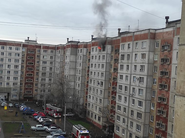 В Магнитогорске загорелась квартира в 9-этажном жилом доме