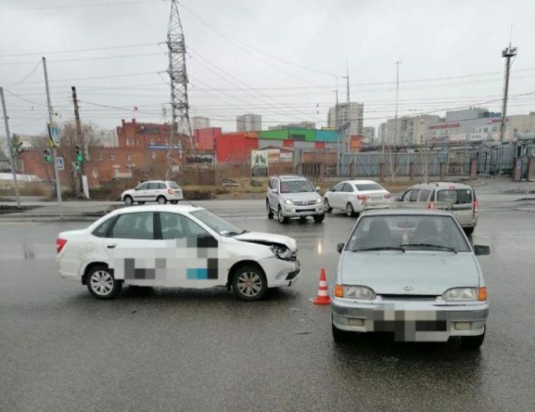 В ДТП с участием такси пострадала 14-летняя девочка в Магнитогорске