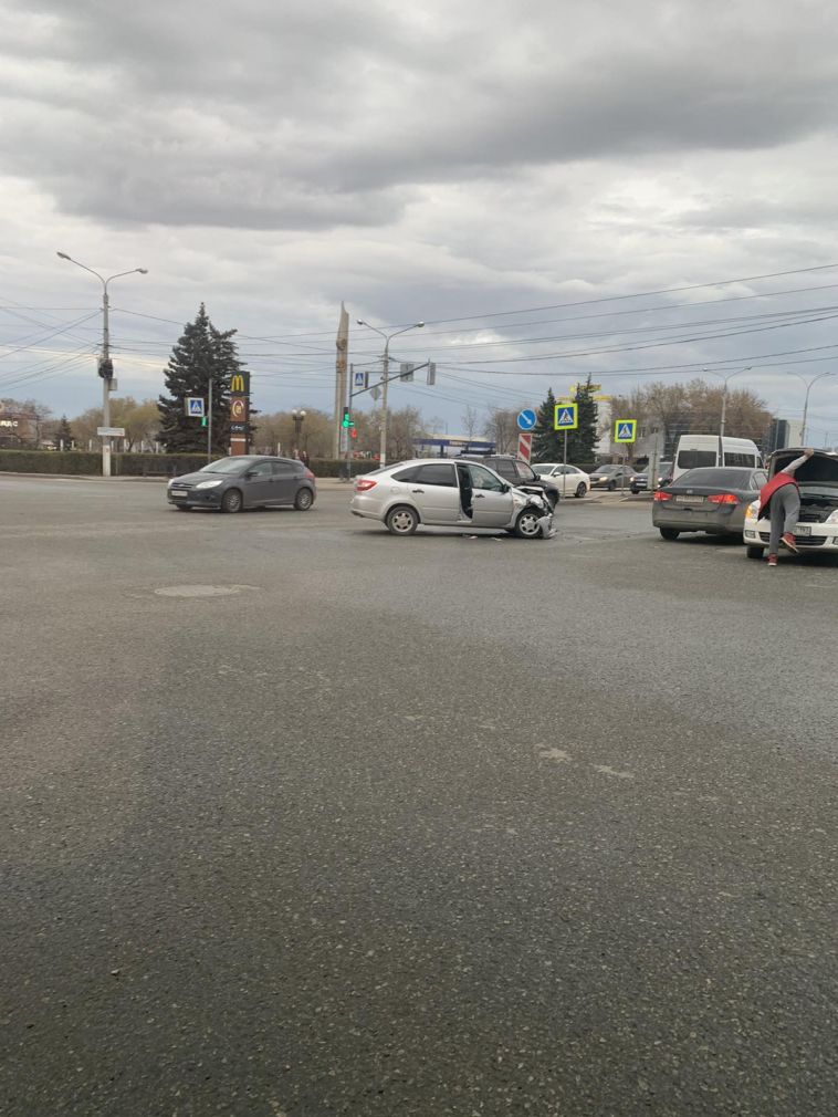 Столкновение на Ленина. Одному из водителей понадобилась помощь медиков