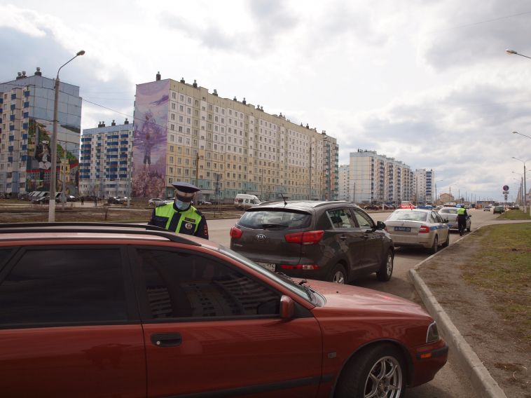 Почти 300 тонированных автомобилей остановили инспекторы в Магнитогорске