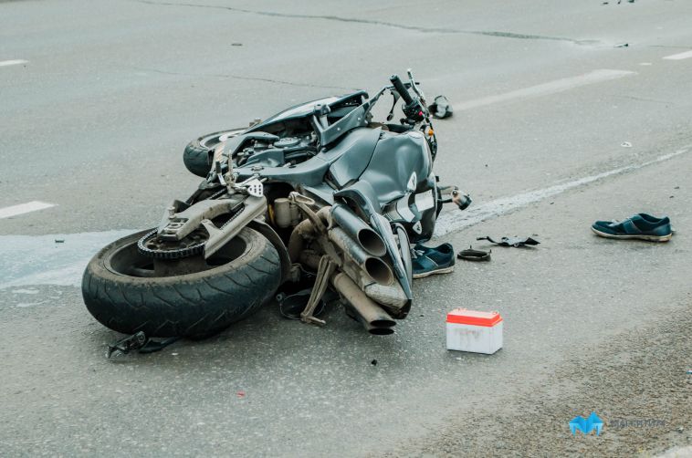 Мотоциклист врезался в автомобиль и скрылся с места преступления